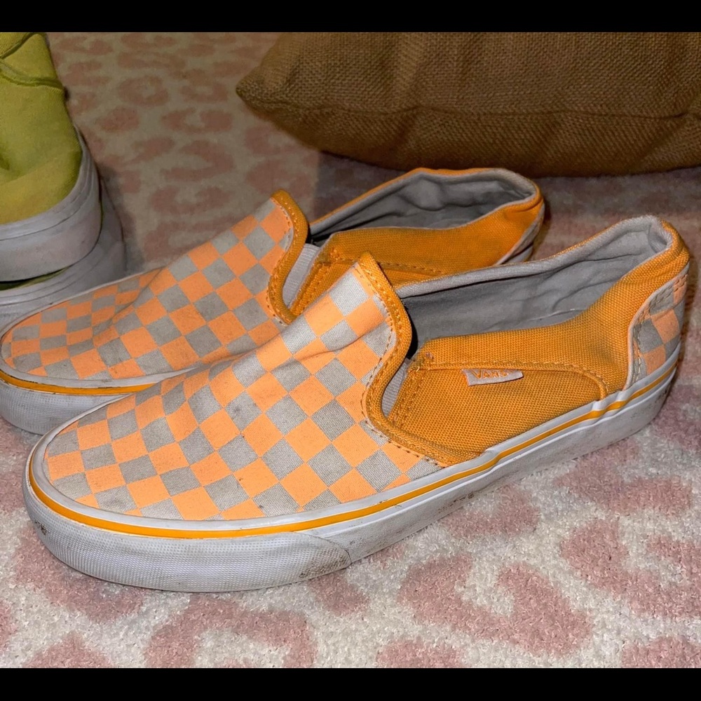 Vans neon orange checker need cleaning
Women’s 8.5